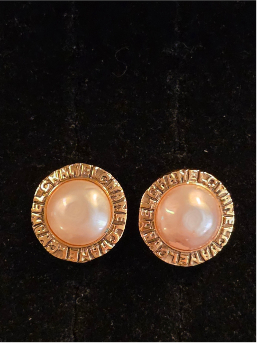 RARE 1983 Chanel 24K Gold Plated Spell-Out Pearl Clip Earrings Karl Lagerfeld - Picture 2 of 7